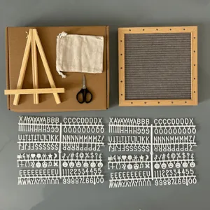 Ensemble de tableau a lettres en feutre avec cadre en bois, chevalet, sac et lettres en plastique.