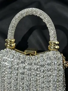 Detaillierte Nahaufnahme des funkelnden Strass-Abendtaschen-Verschlusses und Griffs