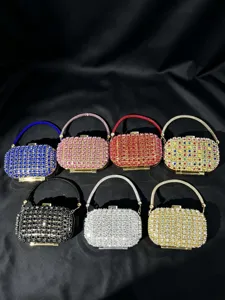 Detailansicht mehrerer bunter Strass Abendtaschen mit funkelnden Kristallen für elegante Looks.
