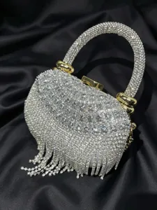 Glänzende Strass Abendtasche mit elegantem Fransenanhänger und Metallgriff für Partys.