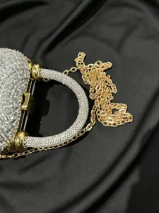 Detailansicht der Strass-Abendtasche, glitzernde Kristall-Clutch für Partys und feierliche Anlässe.