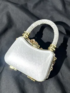 Elegante Abendtasche mit Strassgriff, silberne Metallbox Handtasche für Damenpartys.