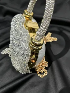 Elegante Strass-Abendtasche mit funkelnden Kristallen, goldenem Metallrahmen und feiner Kette.