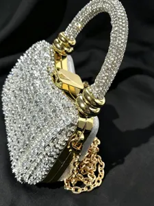 Nahaufnahme einer funkelnden Strass-Abendtasche mit feinen goldenen Hardware-Details.