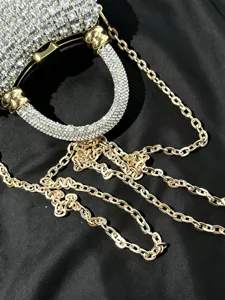 Strass Abendtasche Detailansicht, glitzernde Kristall Clutch mit goldenem Ringgriff und Kette.