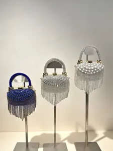 Elegante Strass Abendtasche Detailansicht, funkelnde Kristalle und feine Quasten für Anlässe.