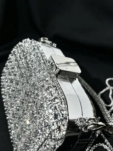 Silberne Strass Abendtasche Clutch mit Metall Kette glitzerndes funkelndes Design Accessoire.