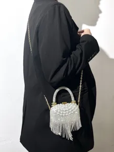 Detailansicht der Strass-Tasseln-Abendtasche mit glänzenden Diamanten, Perlen und goldenem Kette.