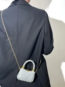 Detailansicht der glitzernden Strass-Abendtasche, luxuriöse kleine Umhängetasche für Damen.