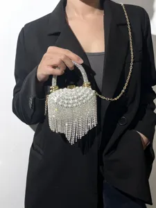 Elegante Strass-Abendtasche mit Perlenklappe und Fransen-Detail, ideal für Partys.