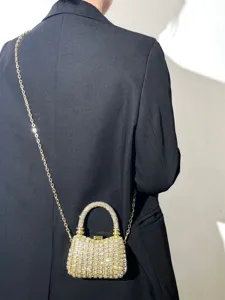 Detailansicht einer luxuriösen Strass-Abendtasche mit Goldkette und funkelnden Kristallen.