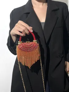 Detailansicht der glitzernden Strass-Fransen-Abendtasche mit feiner Kristallstruktur.
