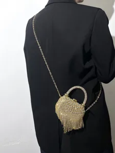 Detailaufnahme der glitzernden Strass-Fransen-Abendtasche mit goldener Kette für Partys.
