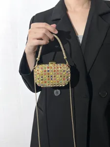Detailansicht der luxuriösen Strass-Abendtasche mit funkelnden bunten Kristallen.