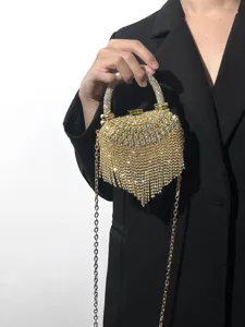 Nahaufnahme der goldenen Strass Abendtasche Detail, funkelnde Kristalle und feine Kette.