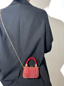 Rote Strass Mini Handtasche, glitzernde Abendtasche mit goldener Kette und edlem Verschluss.