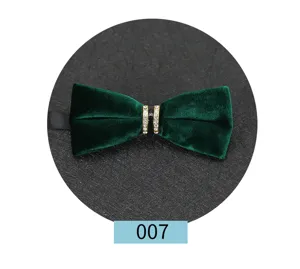 Noeud papillon en velours vert foncé avec anneau central en strass, accessoire élégant pour costume.