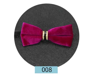 Gros plan detail d'un noeud papillon en velours magenta avec bague centrale strass.