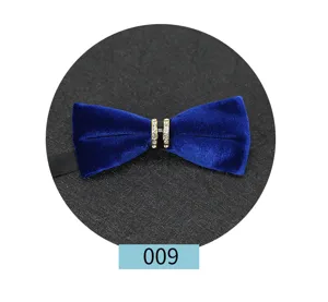 Détail nœud papillon en velours bleu, doubles anneaux strass élégants, accessorio costume.