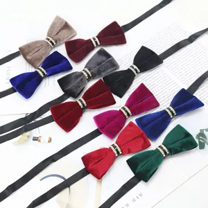 Nœud papillon en velours pour homme avec boucle strass et ruban noir pour costume et mariage.