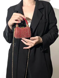 Rote Kristall Abendtasche Detailansicht, funkelnde Strass Minitasche mit goldener Kette.