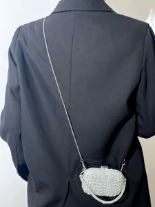 Detailansicht der glitzernden Strass-Acryl-Umhängetasche, elegante Kettentasche für Damen.