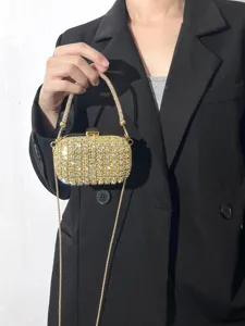 Goldene Strass Acryl Abendtasche Detailansicht, luxuriöse Kette Schultertasche Nahaufnahme.