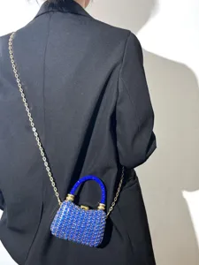 Glänzende Strass Abendtasche für Damen, elegante Mini Schultertasche mit Kette für Party.