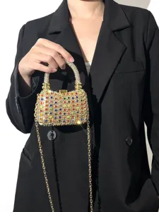 Elegante Strass-Abendtasche mit glitzernden bunten Kristallen und Metallkettendetail für Damen.