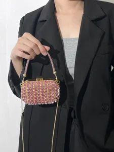 Rosa Strass-Clutch Tasche Detail, glitzernde Kristalle, goldener Rahmen, elegante Kette.