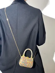 Detailansicht einer eleganten Strass-Abendtasche mit Kette für stilvolle Damen.