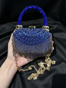 Detailansicht der blauen Strass Quasten Abendtasche mit goldenem Kettengurt für Partys.