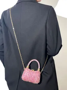 Wunderschönes Detail der rosa Strass-Minihandtasche, glitzernde Kristall-Abendtasche mit Kette.