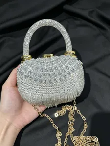 Nahaufnahme der funkelnden Strass-Abendtasche mit eleganter Kette und edlem Henkel.