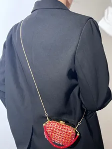 Acryl Strass Umhängetasche mit Goldkette für Damen Sommer Mode Stil elegante Abendtasche