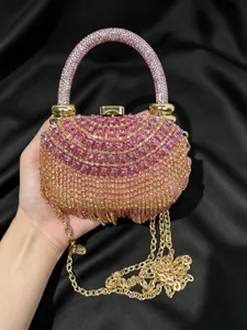 Luxuriöse Strass Abendtasche mit funkelnden Kristallen, Goldkette und edlem Griff Design.