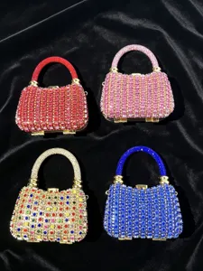 Glänzende Strass Abendtasche Detail, elegante Mini Handtasche mit glitzernden Kristallen.