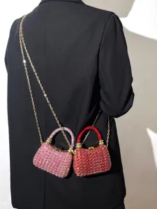 Detailansicht stilvoller Mini-Strass-Umhängetaschen mit Goldketten in Rosa und Rot.
