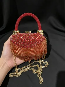 Exquisite rote Strass Abendtasche Detail, glitzernde Kristalle und goldene Kette Clutch Design.