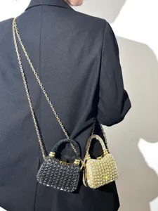 Nahaufnahme von stilvollen Mini Strass Abendtaschen mit Metallkettenriemen und funkelnden Diamanten.