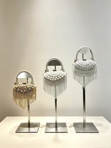 Detailansicht luxuriöser Strass-Abendtaschen mit funkelnden Quasten und edlen Perlendetails.