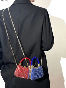 Detaillierte Ansicht der glitzernden Strass-Mini-Umhängetasche und eleganten Abendtasche.