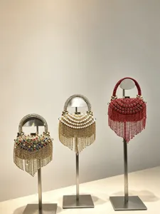 ExDetailansicht von luxuriösen Perlenabendtaschen mit funkelnden Strasssteinen und Fransen.