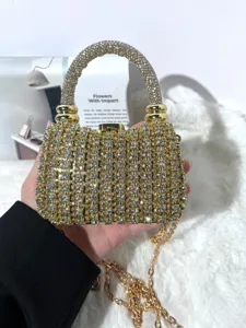 Elegante Strass-Abendtasche mit funkelnden Kristallen, Henkel und goldener Kette.