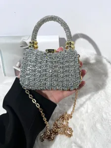 Glänzende Strass-Abendtasche Detail, luxuriöse Kristallhandtasche mit goldener Kette.