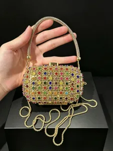 Luxuriöse Acryl Abendtasche mit Strasssteinen und goldener Kette, elegante Umhängetasche.