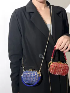 Acryl Strass Umhängetasche für Damen, elegante Abendtasche mit einer goldenen Kette.