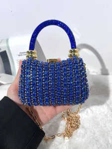 Atemberaubende blaue Strass-Abendtasche mit goldener Hardware, elegantem Kristallgriff.