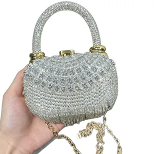 Glänzende Strass-Abendtasche mit Quaste und Goldkette. Elegante Damen Handtasche.