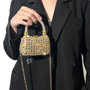 Elegante glitzernde Strass-Abendtasche mit Kettriemen und bunten Kristallen für Partys.